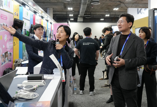 이상일 용인특례시장이 7일(현지시각) 미 라스베이거스 CES 2025에 참가한 용인 기업의 부스를 방문 설명을 듣고 격려했다./사진제공=용인특례시